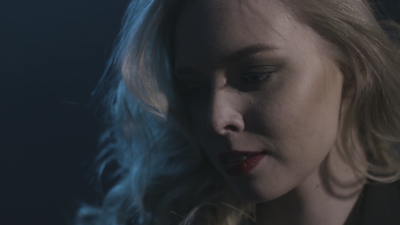 retrato en primer plano de una mujer con cabello rubio