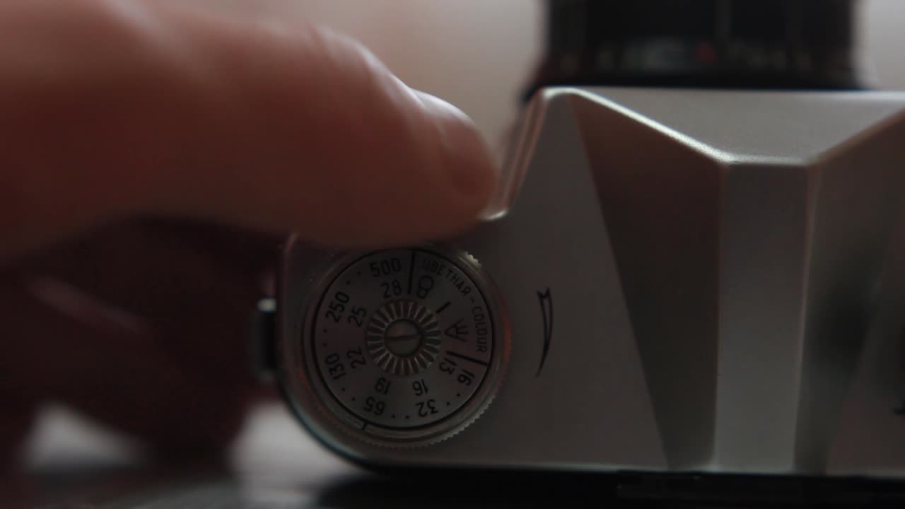 girando el cartucho de película en una vieja cámara retro vintage