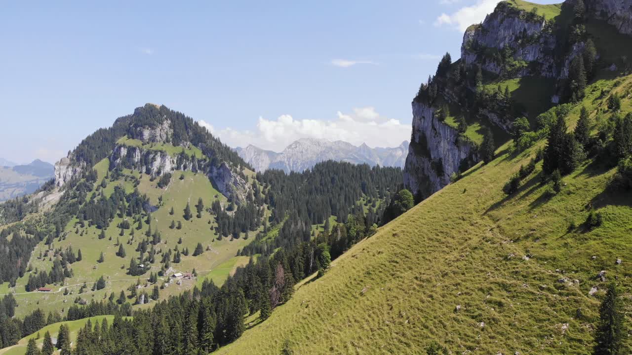 pintoresco paisaje alpino de las cumbres chli y gross aubrig en los alpes suizos