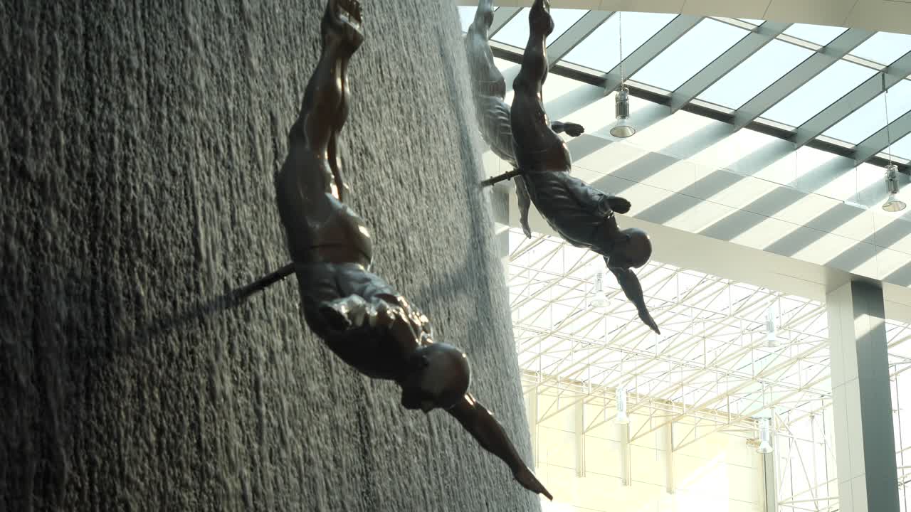 폭포 벽 에 있는 수영 선수 들 의 조각