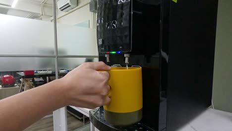 secuencia de hacer café con una máquina.
