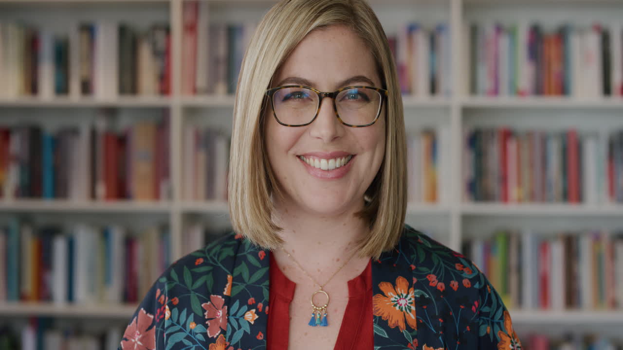 ritratto di una bellissima giovane imprenditrice sorridente che gode di una libreria di successo indossando occhiali alla moda in slow motion