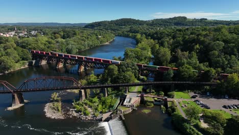 tren cruza el puente sobre el río delaware en easton pennsylvania