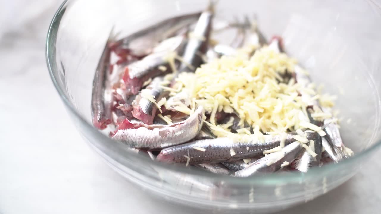 raspa el ajo en el tazón de sardinas