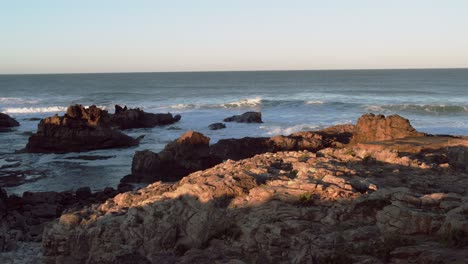 Una-Playa-Rocosa-Desierta-Por-El-Atlántico