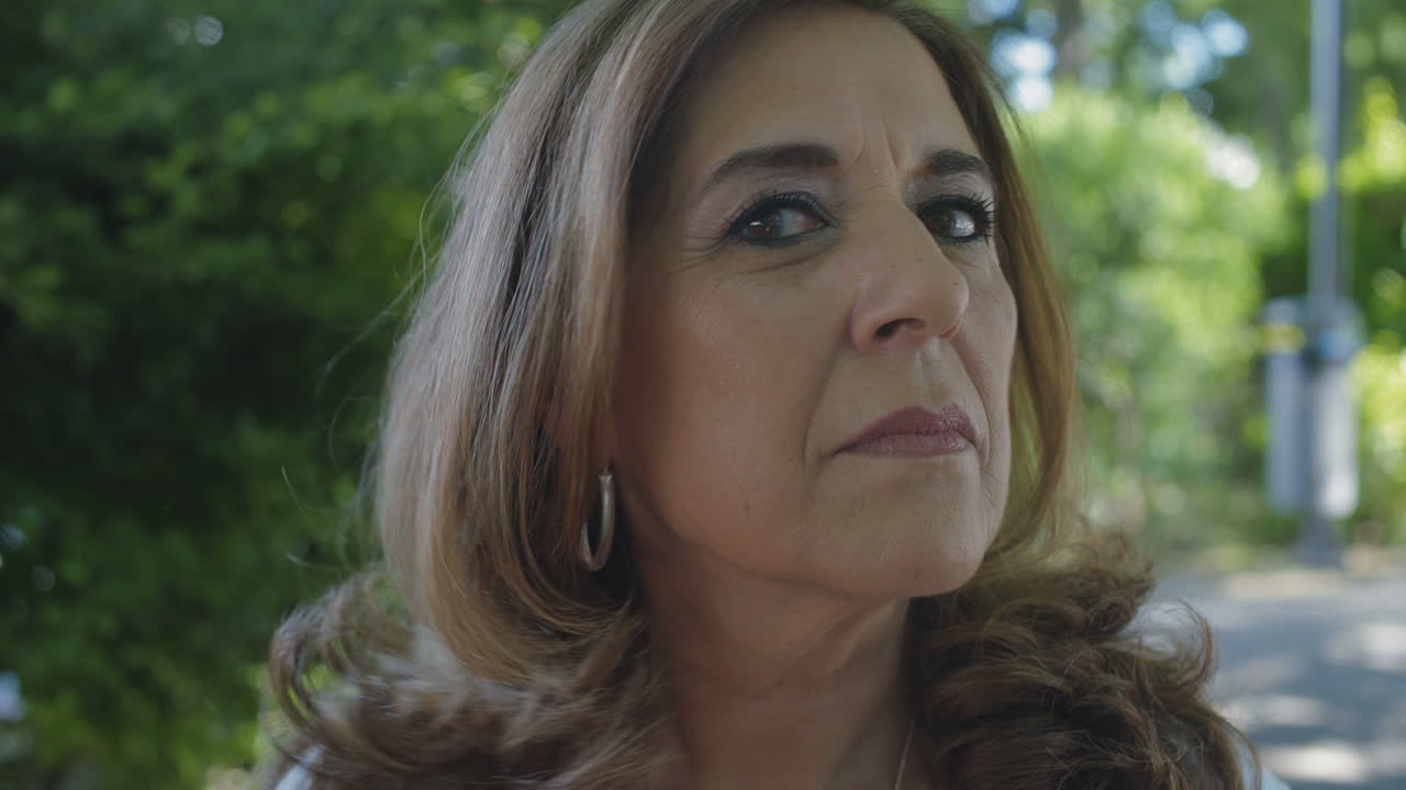 mulher elegante olhando para a câmera, posando, corrigindo o penteado