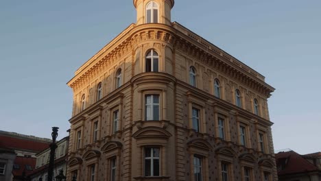 inclinación lenta de un hermoso edificio en praga, diseño impresionante