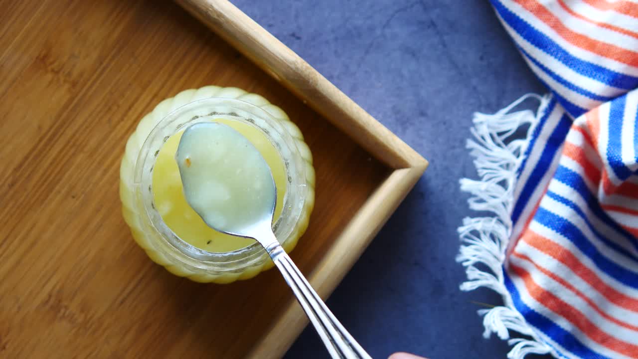 항아리 에 집 에서 만든 노란색 소스