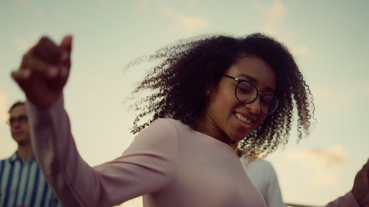 mujer africana pasando un buen rato en una fiesta. retrato de una chica afro bailando al aire libre