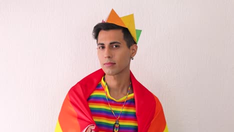 joven serio celebrando el orgullo lgbtq posando ante la cámara