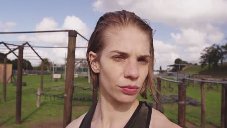 mujer joven en un campo de entrenamiento de gimnasio al aire libre