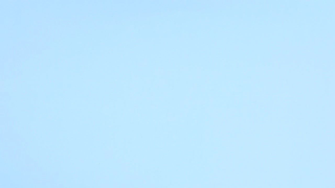 poner la mano plato azul con galletas en tema azul y tomar una galleta. detener el movimiento