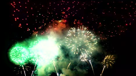 exhibición de fuegos artificiales con muchas ráfagas de colores bucle.