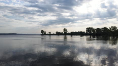 lanzamiento de botes cerca de la ensenada de balcom en el lago muskegon