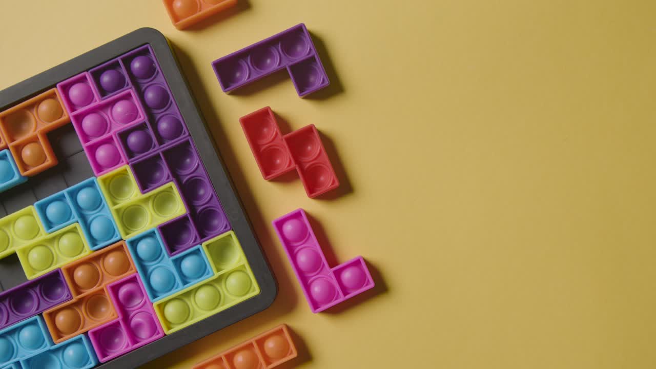 asd 진단을 받은 어린이를 위해 노란색 배경에 색 ⁇ 이  ⁇ 인 모양의 퍼즐의 스튜디오 오버헤드  ⁇