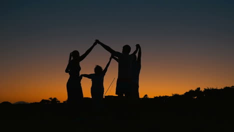 Vereinte-Familie-Im-Freien-Bei-Sonnenuntergang