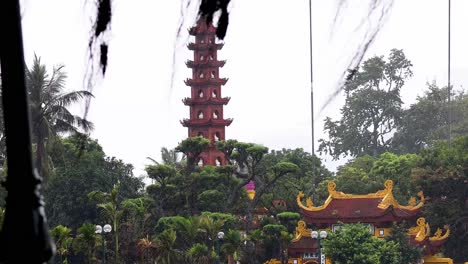 día lluvioso en la pagoda tran quoc, hanoi