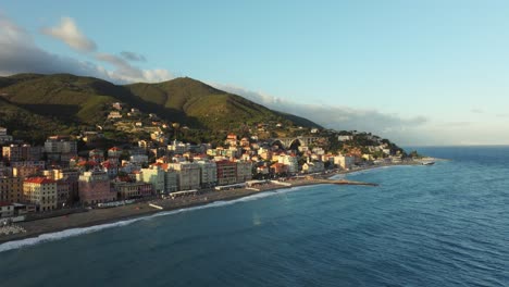 vista panorámica aérea del paisaje urbano y el puente de varazze en italia