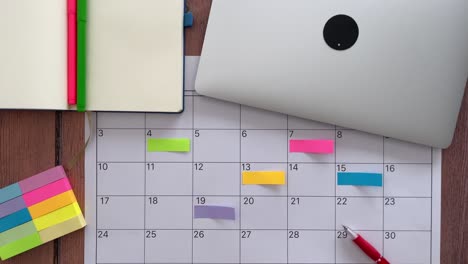 vista desde arriba varias notas adhesivas de colores para resaltar las actividades que se llevarán a cabo en los próximos meses del año