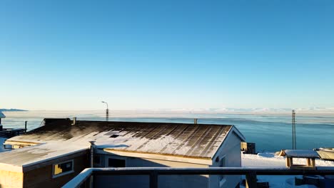 Pequeño-Pueblo-ártico-De-Ilulissat-Con-Barco-En-Un-Día-Helado,-Vista-De-Lapso-De-Tiempo