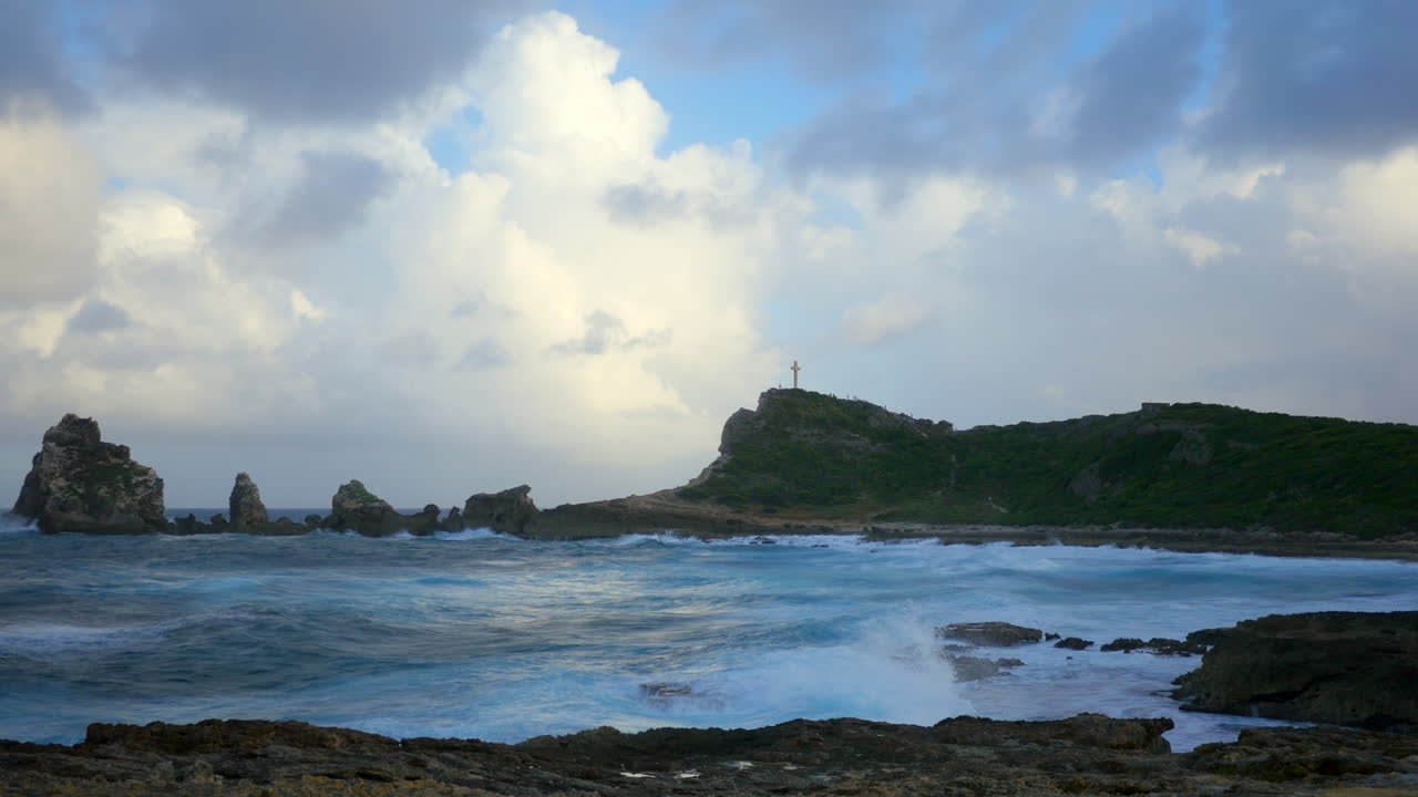 lapso de tiempo de grandes olas golpeando la costa rocosa en la noche durante la hora dorada
