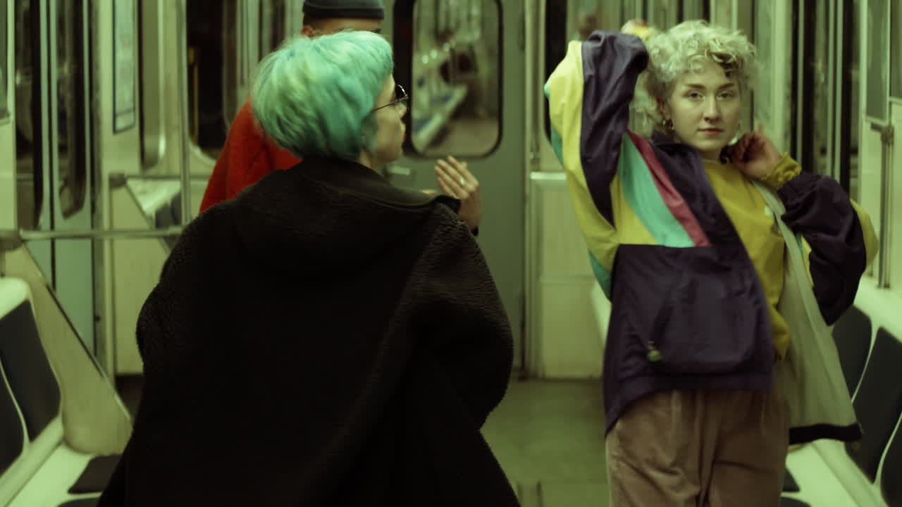 молодая танцевальная группа танцует в метро