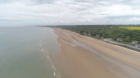 Establecimiento-De-Una-Vista-Aérea-De-Drones-De-La-Playa-Aislada-De-Omaha-Cerca-De-Colleville-Sur-Mer,-Normandía,-Francia