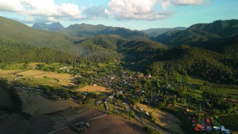 Mueang-Khong-Con-Doi-Luang-Chiang-Dao-Al-Fondo,-Pequeño-Pueblo-Con-Alojamiento-Familiar-De-Ecoturismo-Y-Cafeterías,-Pequeño-Pueblo-Pintoresco-Con-Fondo-Verde-De-Montaña