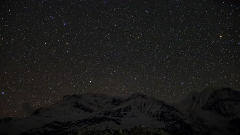 timelapse nocturno del cielo con la cordillera de annapurna en primer plano en manang, nepal