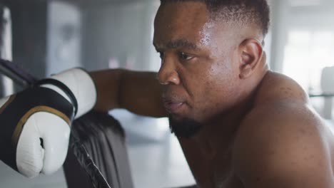 Vídeo-De-Un-Hombre-Afroamericano-Cansado-Y-En-Forma-Descansando-Después-De-Entrenar-En-El-Gimnasio