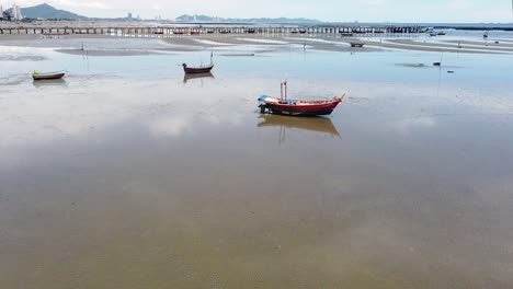 Aerial-Dolly-Zurück,-Boote-Hoch-Und-Trocken-Am-Strand-Von-Bang-Sean,-Chonburi