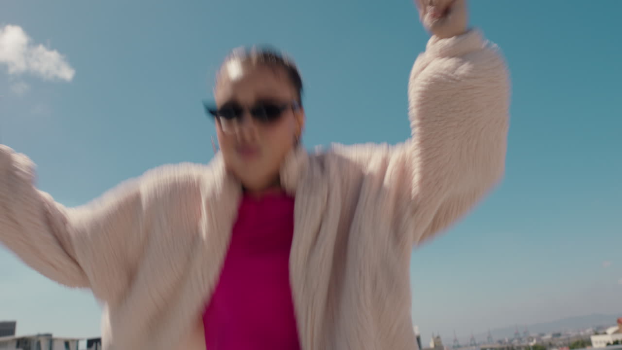 지붕 위에서 춤을 추는 여자  ⁇ 합 댄스 스타일을 수행하는 여자 도시에서 즐거운 프리스타일 댄서