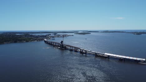 Baltic-sea-sparkles-in-sunshine,-Kruunuvuori-Bridge-under-construction