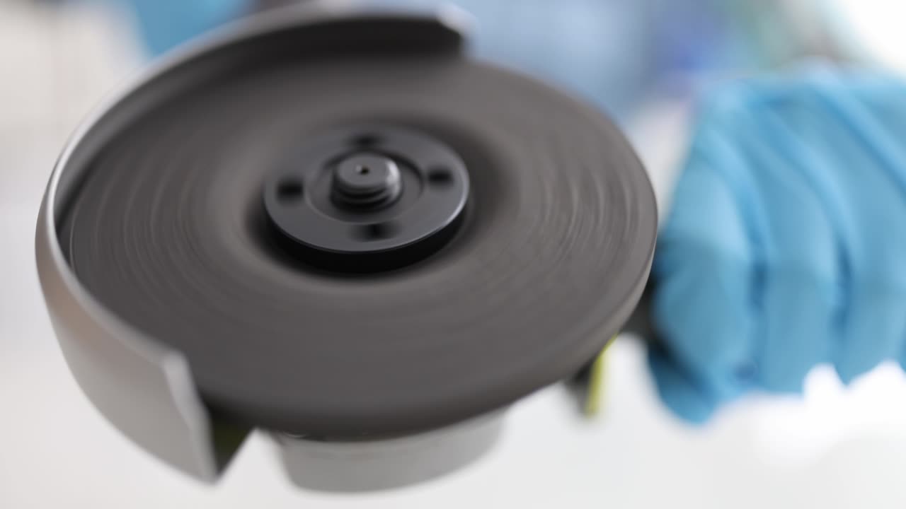 수리 마스터는 전기 을 켜고 있습니다. 클로즈업 4k 영화