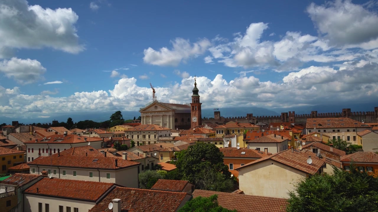 Vista panoramica dalle mura della fortezza medievale sui tetti in terracotta di Cittadella e la sua cattedrale.