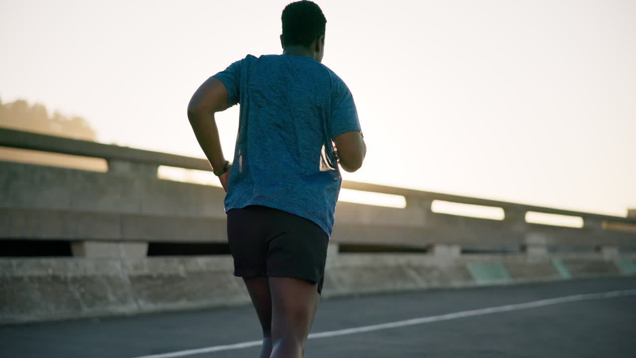 hombre negro, fitness y correr en la ciudad