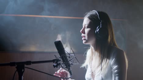 hermosa cantante que trabaja en un estudio de música