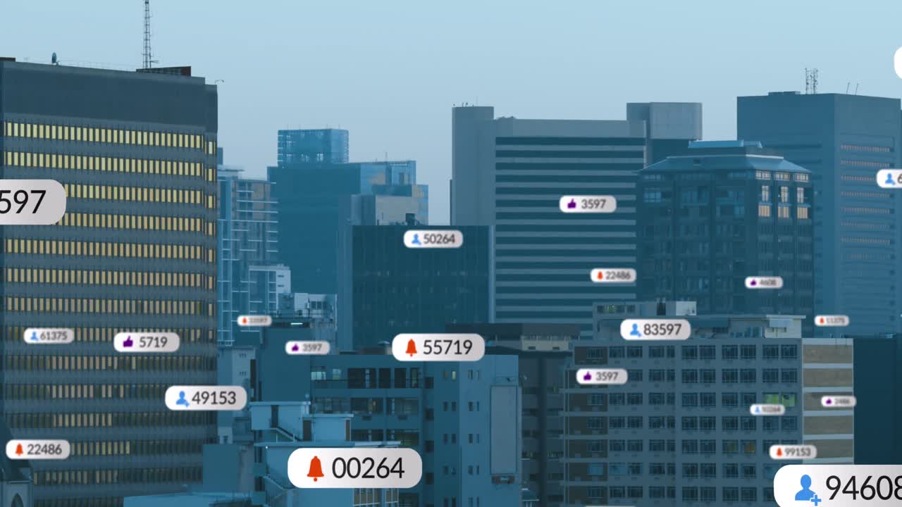여러 소셜 미디어 아이콘의 애니메이션이 도시 풍경의 공중 전망에 대해 떠다니고 있습니다.
