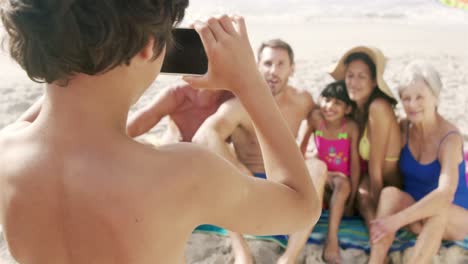 niño lindo tomando una foto de su familia con un teléfono inteligente