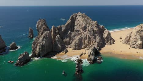 toma de drones de los acantilados naturales de playa del amor y el arco en cabo san lucas méxico, ancho y giratorio