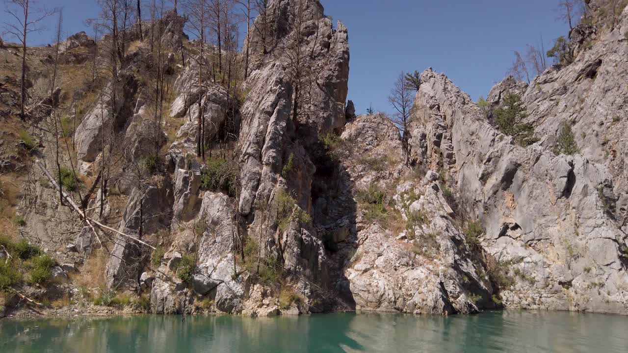 acantilados de montaña en el lago green canyon, presa de oimapinar cerca de manavgat en antalya, turquía
