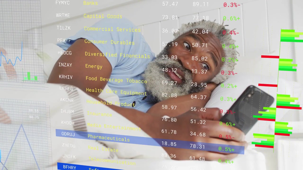 Uomo sdraiato a letto che scorre il telefono, con ticker di borsa in movimento e grafici che si aggiornano per gli investimenti.