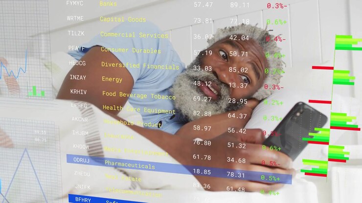 Uomo sdraiato a letto che scorre il telefono, con ticker di borsa in movimento e grafici che si aggiornano per gli investimenti.