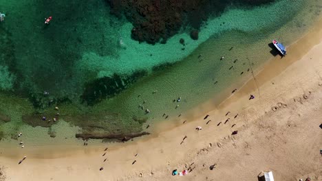 Leisurely-aerial-perspective-capturing-Bahia-la-Entrega,-Huatulco,-Oaxaca