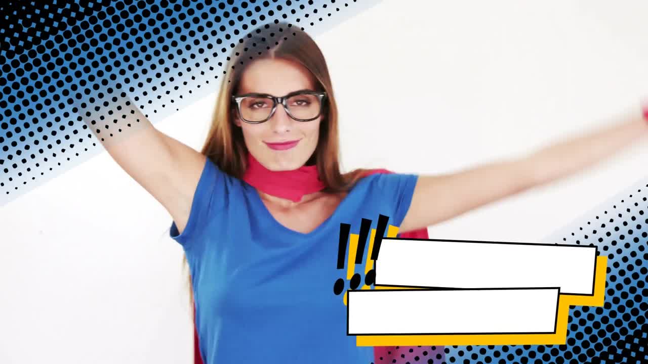 mujer vestida con un disfraz de superhéroe posando