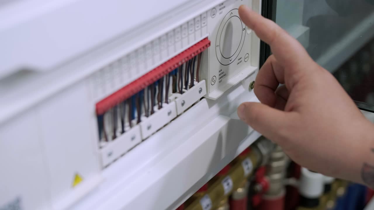 un hombre está instalando el sistema de calefacción en la casa. interior de la sala de calderas de la casa con sistema moderno de calentamiento de agua