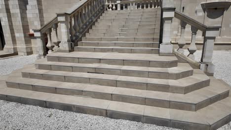 escalera en la entrada del castillo de mimi en chișinău, moldavia