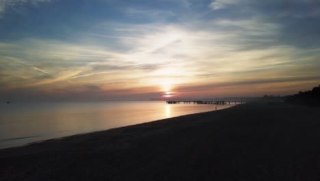 imágenes de drones de un amanecer sobre el mar