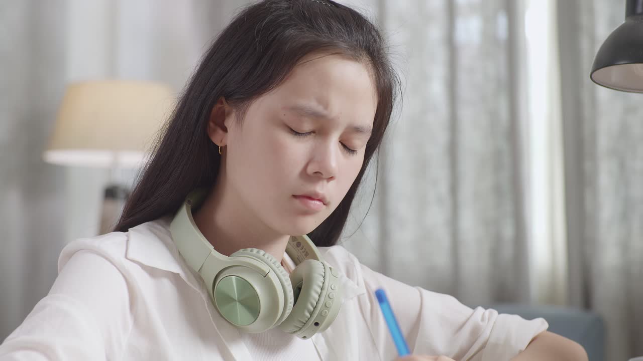 십대는 공부하는 동안 두통을 고 있습니다.