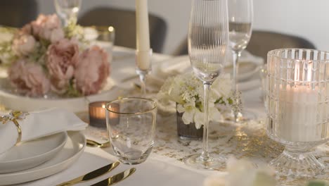 cierre de la mesa preparada para la comida en la recepción de la boda